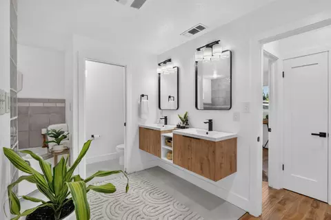 Bath - 6301 Grant Ave, Carmichael, CA 95608 photo 1 of 4