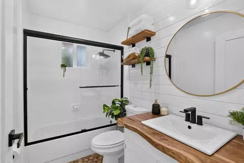 Bath - 6301 Grant Ave, Carmichael, CA 95608 photo 4 of 4