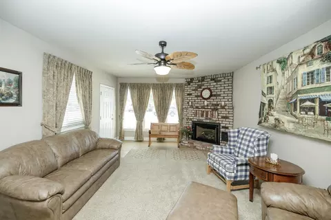 Living - 606 Palm Ave, Ripon, CA 95366 photo 1 of 4