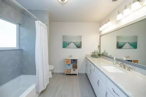 Bath - 606 Palm Ave, Ripon, CA 95366 photo 1 of 2