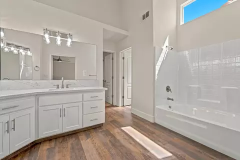 Bath - 1126 Sprig, Merced, CA 95340 photo 2 of 3