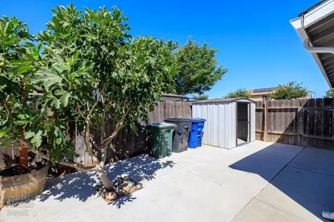 Exterior - 712 Walnut Ave, Patterson, CA 95363 photo 6 of 17