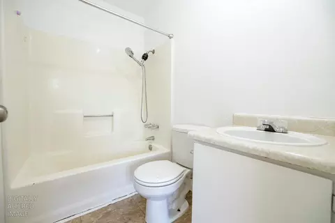 Bath - 712 Walnut Ave, Patterson, CA 95363 photo 1 of 4