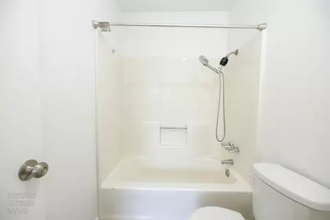 Bath - 712 Walnut Ave, Patterson, CA 95363 photo 2 of 4
