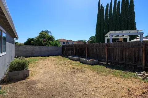 Exterior - 712 Walnut Ave, Patterson, CA 95363 photo 14 of 17