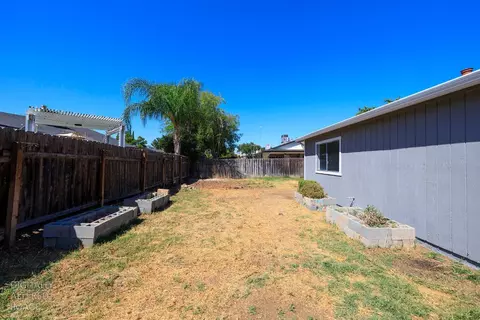 Exterior - 712 Walnut Ave, Patterson, CA 95363 photo 16 of 17