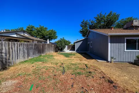 Exterior - 712 Walnut Ave, Patterson, CA 95363 photo 10 of 17