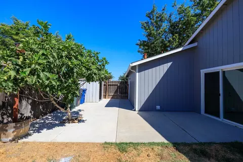 Exterior - 712 Walnut Ave, Patterson, CA 95363 photo 5 of 17