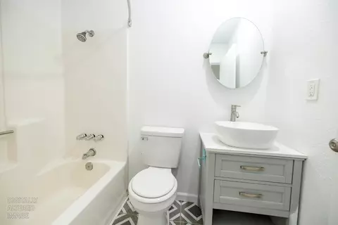 Bath - 712 Walnut Ave, Patterson, CA 95363 photo 3 of 4