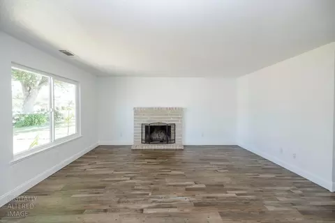 Living - 712 Walnut Ave, Patterson, CA 95363 photo 2 of 8