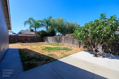 Exterior - 712 Walnut Ave, Patterson, CA 95363 photo 9 of 17