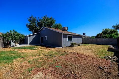 Exterior - 712 Walnut Ave, Patterson, CA 95363 photo 11 of 17