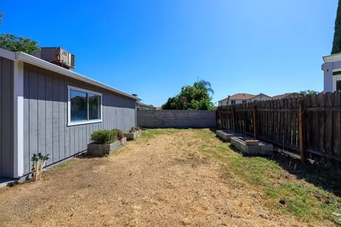 Exterior - 712 Walnut Ave, Patterson, CA 95363 photo 13 of 17