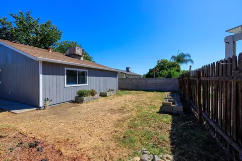 Exterior - 712 Walnut Ave, Patterson, CA 95363 photo 12 of 17