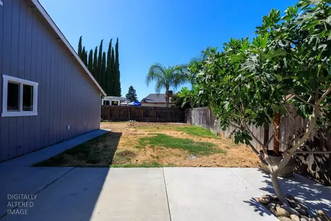 Exterior - 712 Walnut Ave, Patterson, CA 95363 photo 8 of 17