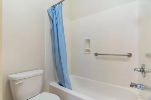 Bath - 2095 Macedo St, Manteca, CA 95337 photo 1 of 3
