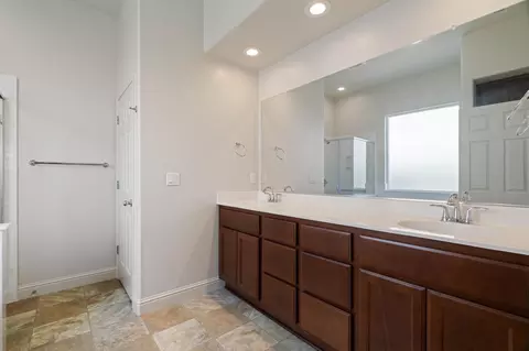 Bath - 2095 Macedo St, Manteca, CA 95337 photo 2 of 3