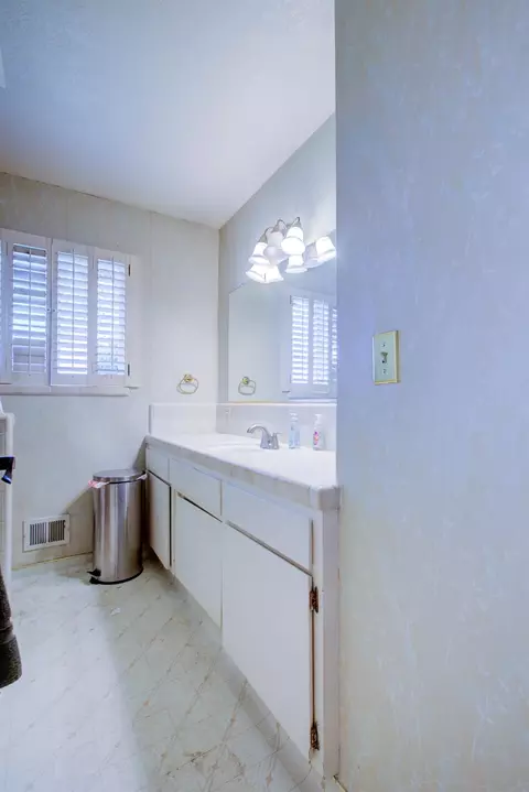 Bath - 2212 Mauna Loa Dr, Ceres, CA 95307 photo 4 of 4