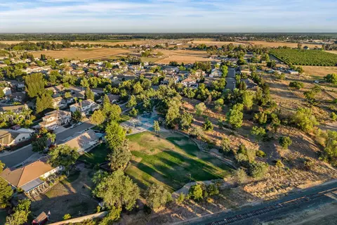 View/Area - 552 Denier Ct, Galt, CA 95632 photo 1 of 5