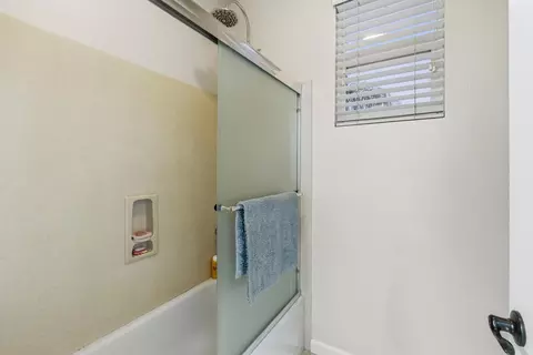 Bath - 552 Denier Ct, Galt, CA 95632 photo 1 of 6