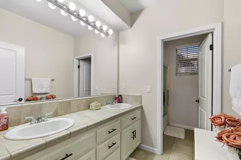 Bath - 552 Denier Ct, Galt, CA 95632 photo 5 of 6