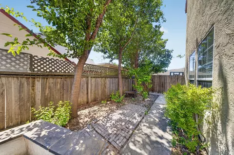 Exterior - 3829 Olivebranch Ln, Carmichael, CA 95608 photo 5 of 9