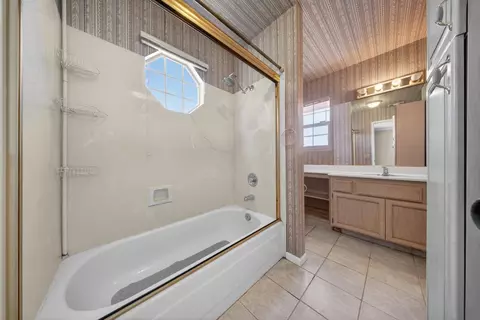 Bath - 3829 Olivebranch Ln, Carmichael, CA 95608 photo 4 of 7