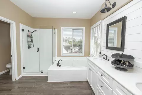 Bath - 2101 Huxley Way, Modesto, CA 95356 photo 2 of 4
