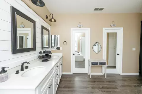 Bath - 2101 Huxley Way, Modesto, CA 95356 photo 3 of 4