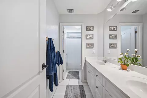 Bath - 4385 Bellevue Ct, Turlock, CA 95382 photo 2 of 2