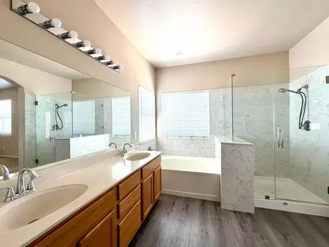 Bath - 4109 Vistosa St, Davis, CA 95618 photo 2 of 3