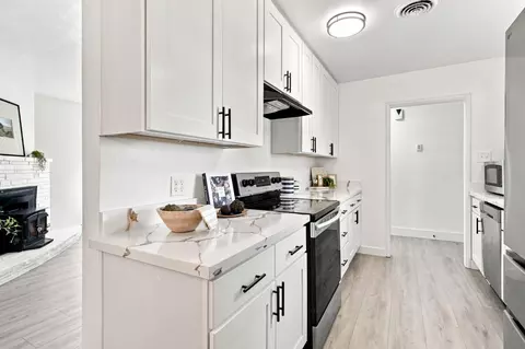 Kitchen - 322 Mylnar Ave, Manteca, CA 95336 photo 4 of 4