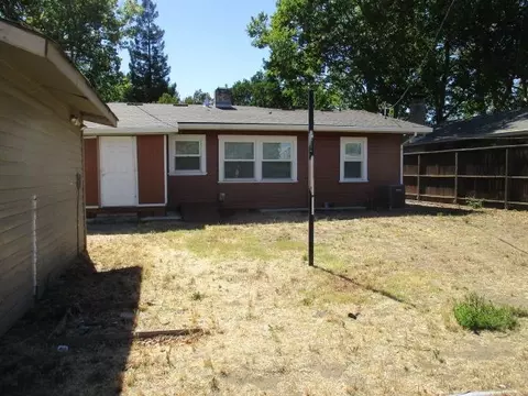 Exterior - 524 S School St, Lodi, CA 95240 photo 5 of 8