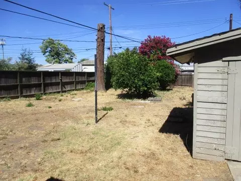 Exterior - 524 S School St, Lodi, CA 95240 photo 7 of 8