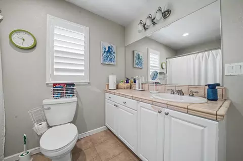 Bath - 32 Turnstone Ct, Wallace, CA 95254 photo 4 of 5