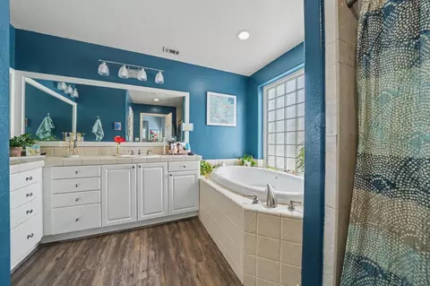 Bath - 32 Turnstone Ct, Wallace, CA 95254 photo 1 of 5