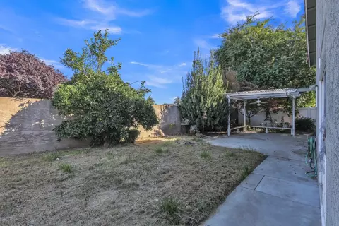 Exterior - 1080 Zumstein Dr, Ripon, CA 95366 photo 3 of 4