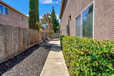 Exterior - 3904 Tropaz Ln, Tracy, CA 95377 photo 7 of 10