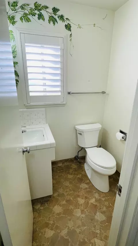 Bath - 712 Leytonstone Ave, Modesto, CA 95355 photo 1 of 3