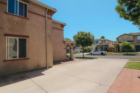 689 S Stage Coach Dr, Lathrop, CA 95330 photo 4