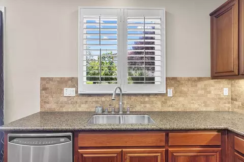 Kitchen - 15939 Crescent Park Cir, Lathrop, CA 95330 photo 4 of 5