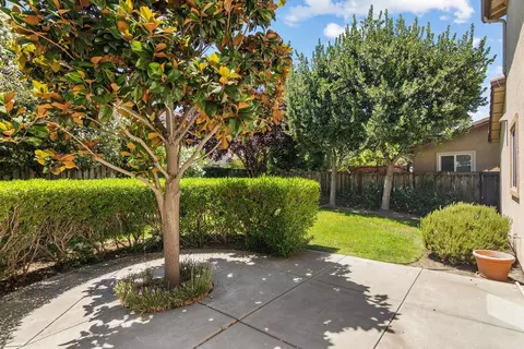 Exterior - 15939 Crescent Park Cir, Lathrop, CA 95330 photo 4 of 8