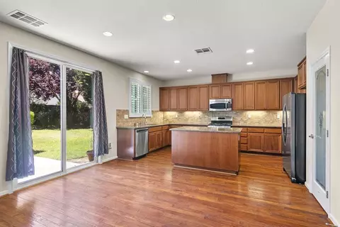 Kitchen - 15939 Crescent Park Cir, Lathrop, CA 95330 photo 2 of 5