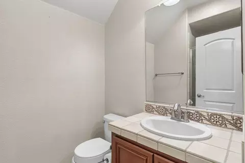 Bath - 15939 Crescent Park Cir, Lathrop, CA 95330 photo 1 of 5
