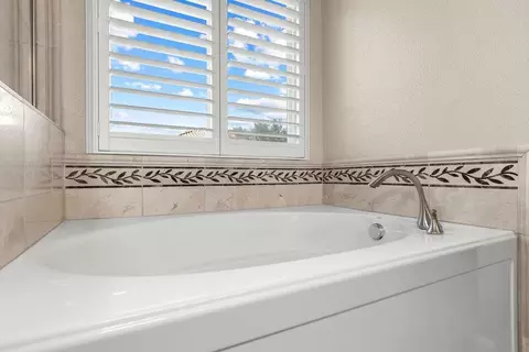 Bath - 15939 Crescent Park Cir, Lathrop, CA 95330 photo 2 of 5