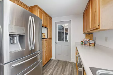 Kitchen - 301 Goldrun Dr, Modesto, CA 95354 photo 4 of 4