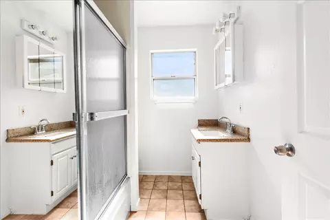 Bath - 1213 Adel St, Modesto, CA 95350 photo 2 of 4