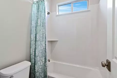 Bath - 2844 Cameo St, Lodi, CA 95242 photo 2 of 5