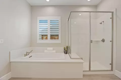 Bath - 2844 Cameo St, Lodi, CA 95242 photo 5 of 5