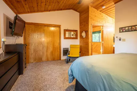 Bedroom - 2707 Navajo Dr, Dorrington, CA 95223 photo 2 of 4